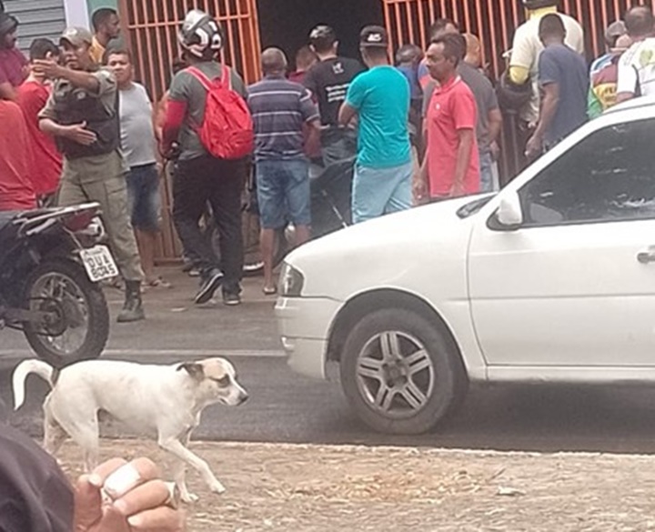 População reage e espanca bandido após serem agredidos em assalto a bar no Piauí