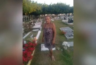 "Tenho medo é dos vivos", diz mulher que mora há 21 anos em cemitério no Ceará