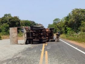 Caminhão carregado de brita tomba na BR-222 no Piauí