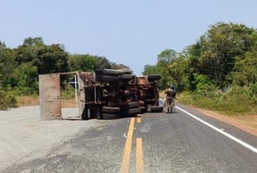 Caminhão carregado de brita tomba na BR-222 no Piauí