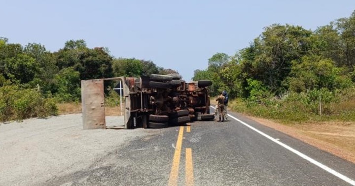 Caminhão carregado de brita tomba na BR-222 no Piauí