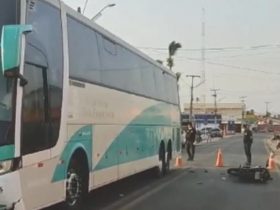 Motociclista morre após colidir contra ônibus de excursão no litoral do Piauí