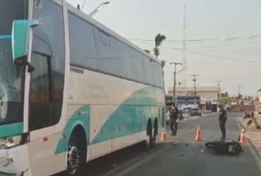 Motociclista morre após colidir contra ônibus de excursão no litoral do Piauí