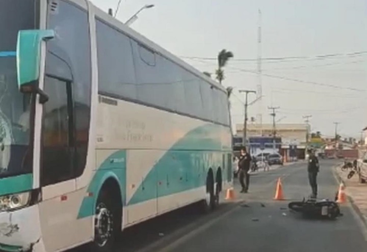 Motociclista morre após colidir contra ônibus de excursão no litoral do Piauí