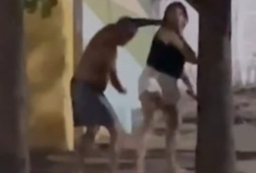 Mulher tenta acusar homem de agressão após agredi-lo com sandália