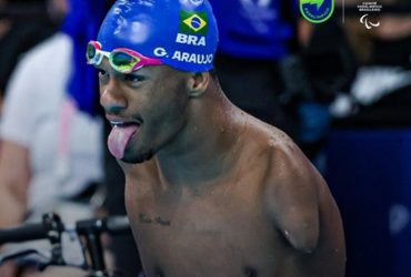 Nadador Gabriel Araújo conquista 1° medalha de ouro do Brasil na Paralimpíada