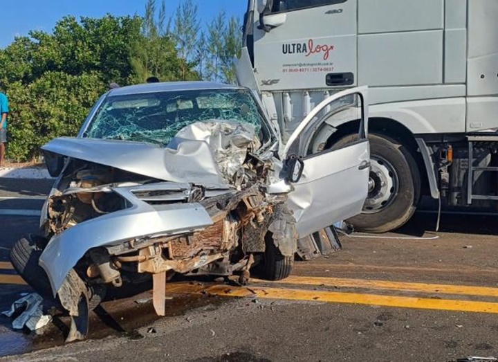 Pai e filhos ficam em estado grave após colisão frontal entre carro e caminhão no Piauí