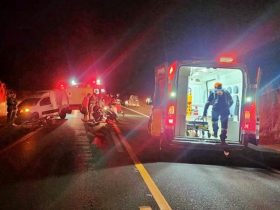 Pedestre é atropelado após se jogar na frente de motocicleta