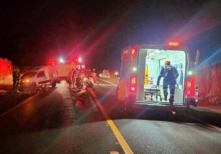 Pedestre é atropelado após se jogar na frente de motocicleta