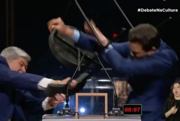 Datena da cadeirada em Marçal após ser chamado de 'arregão' durante debate ao vivo