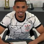 Jovem piauiense assina contrato com o Corinthians