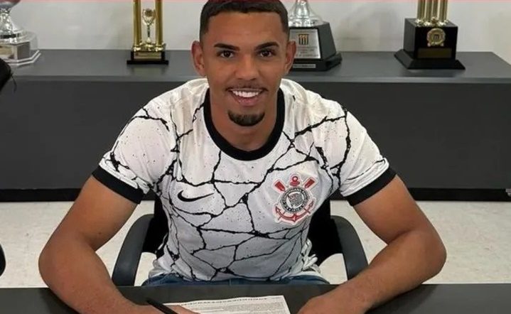 Jovem piauiense assina contrato com o Corinthians