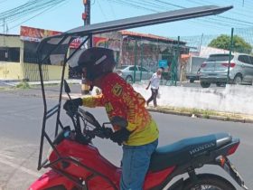 Motociclista viraliza após criar uma proteção solar em seu veículo no Piauí