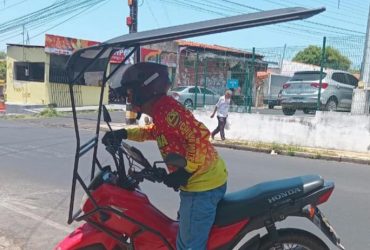 Motociclista viraliza após criar uma proteção solar em seu veículo no Piauí