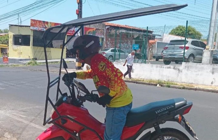 Motociclista viraliza após criar uma proteção solar em seu veículo no Piauí