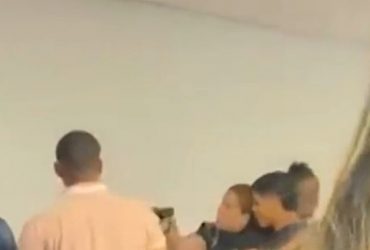 Vídeo: Aluna saca arma de fogo durante discussão em universidade