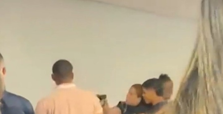 Vídeo: Aluna saca arma de fogo durante discussão em universidade