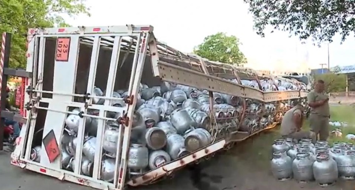 Carreta carregada de botijões de gás tomba em Teresina