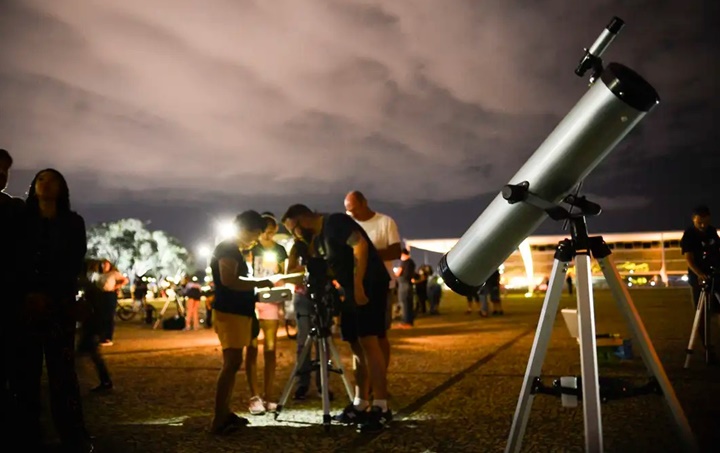 Cometa passará perto da terra e poderá ser visto no Brasil