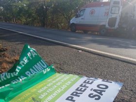 Motociclista fica ferido após placa de obra cair de carro na BR-316