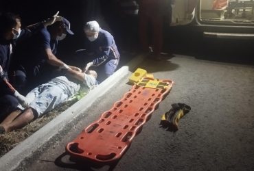 Motociclista fica ferido após ser atingido por madeira que desprendeu de caminhão em Campo Maior