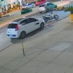 Vídeo: Homem e cavalo ficam gravemente feridos após colidir contra carro parado no Piauí