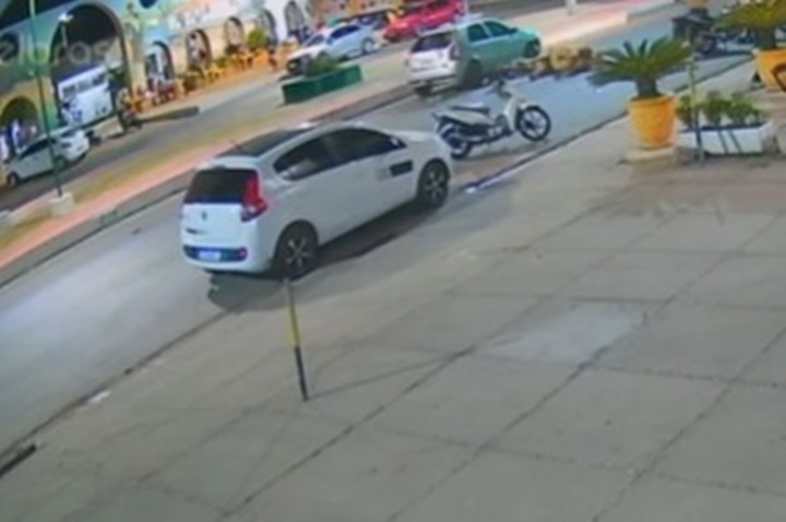 Vídeo: Homem e cavalo ficam gravemente feridos após colidir contra carro parado no Piauí