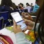 Projeto que proíbe uso de celulares nas escolas é aprovado pela CCJ