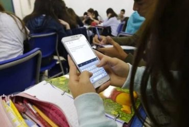 Projeto que proíbe uso de celulares nas escolas é aprovado pela CCJ