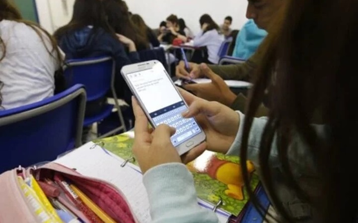 Projeto que proíbe uso de celulares nas escolas é aprovado pela CCJ