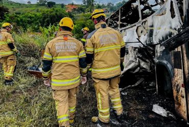 Acidente envolvendo carro, ônibus e carreta deixam 41 pessoas mortas em Minas Gerais