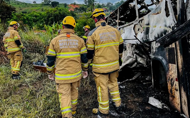 Acidente envolvendo carro, ônibus e carreta deixam 41 pessoas mortas em Minas Gerais