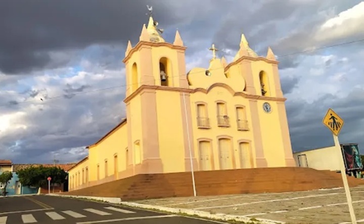 Igreja suspende missas após risco do teto desabar em Jaicós