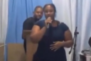 Vídeo: Mulher expõe traição do pastor durante culto em igreja