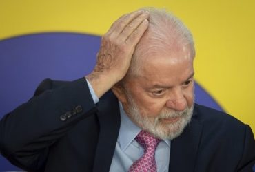 Novo pedido de impeachment conta Lula avança e já chega a 106 assinaturas