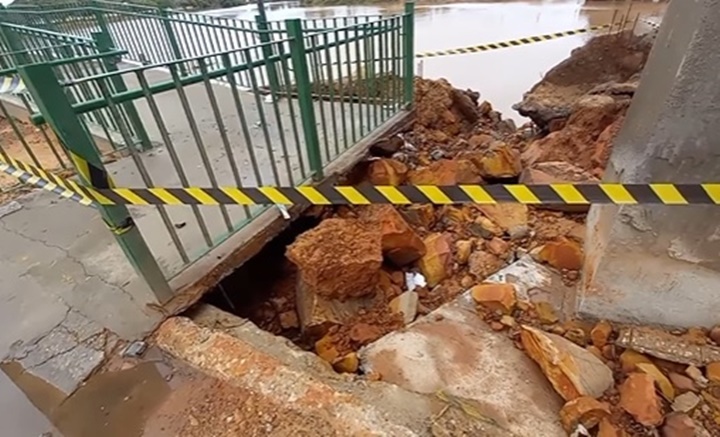 Passarela da nova ponte sobre o Rio Iguaçu desaba após chuvas intensas em Parnaíba