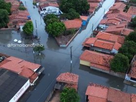 Vídeo: Chuva forte deixa bairro de Parnaíba totalmente ilhado