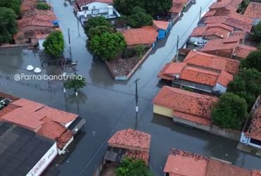 Vídeo: Chuva forte deixa bairro de Parnaíba totalmente ilhado