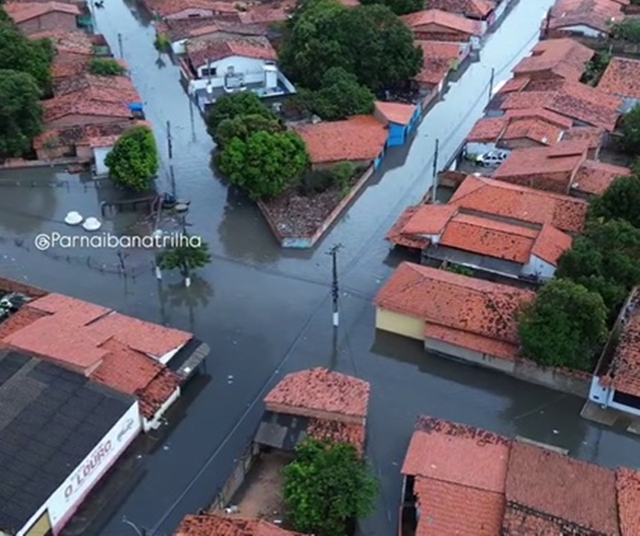 Vídeo: Chuva forte deixa bairro de Parnaíba totalmente ilhado