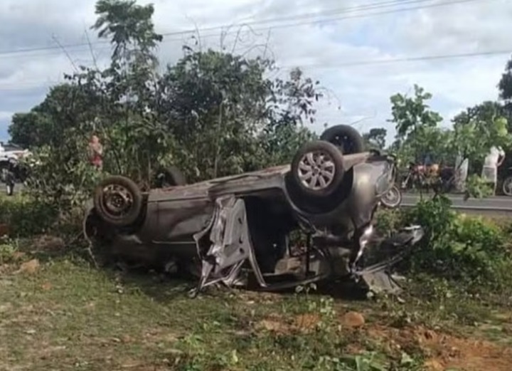 Casal e filho morrem após carro capotar várias vezes em rodovia do Piauí