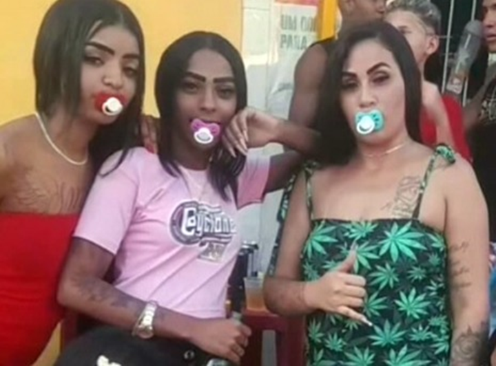 Chupeta vira moda entre as mulheres e é a grande aposta de acessórios para Carnaval 2025 