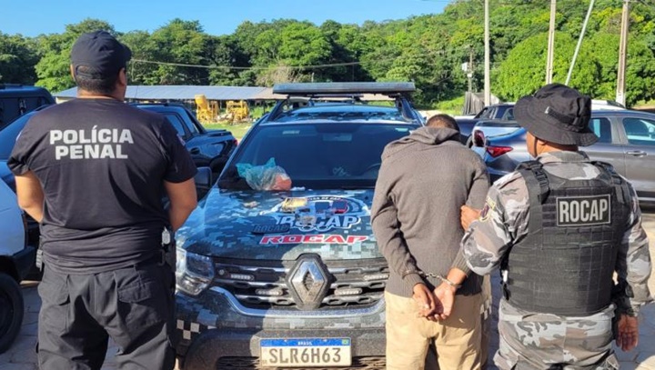 Homem é flagrado tentando arremessar celulares e drogas em penitenciária de Altos