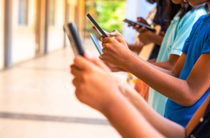 Projeto de lei propõe aumentar pena para quem compra ou vende celulares roubados