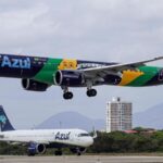 Homem finge ser piloto e tenta acessar cabine da azul durante voo em São Paulo
