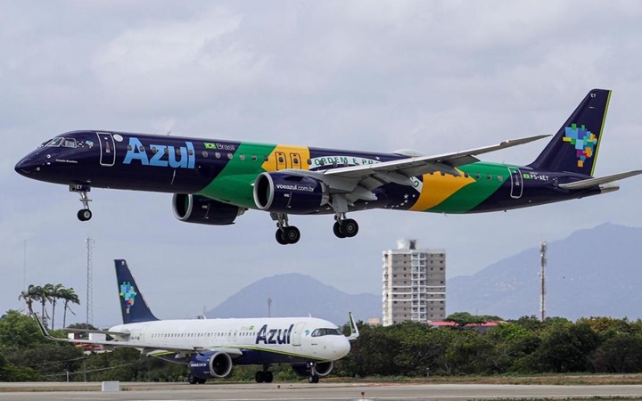 Homem finge ser piloto e tenta acessar cabine da azul durante voo em São Paulo