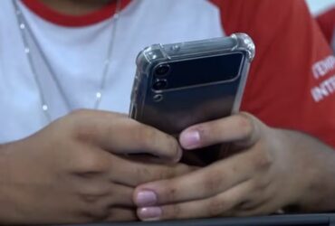 Aluno agride professora após ser advertido por usar celular em sala de aula