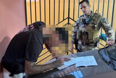 Jovem é autuado por empinar moto atrás de viatura da PM no Piauí