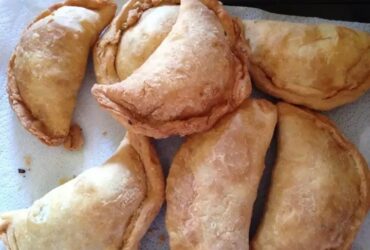 Mulher mata 40 membros de facção criminosa com pastéis envenenados