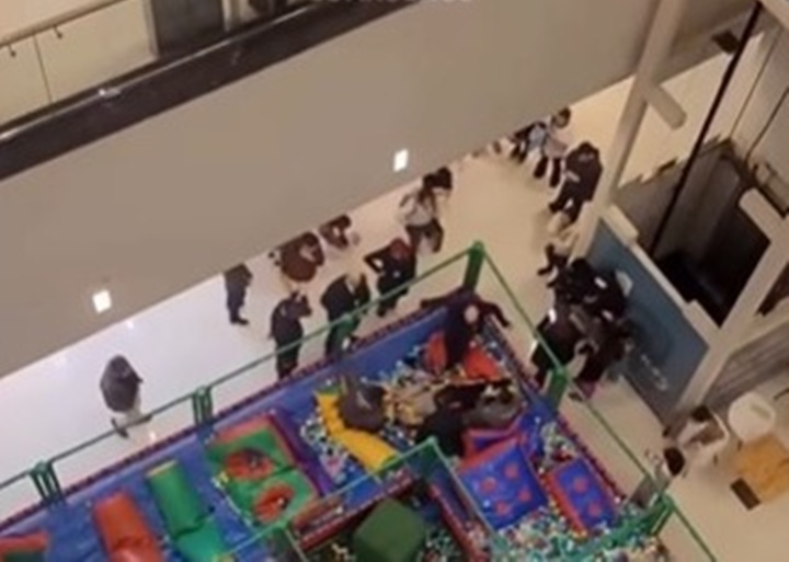 Jovem sofre acidente após pular de 3° andar para piscina de bolinhas em Guarulhos