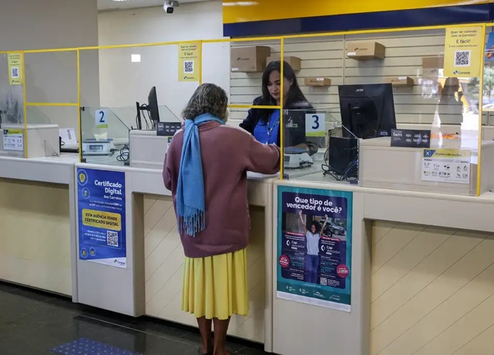 Mais de 488 mil aposentados e pensionistas foram aos Correios contestar descontos indevidos